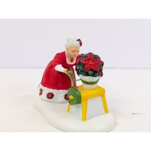 DEPT 56 NORTH POLE SERIES ACCESSORY ~MRS. CLAUS' PERFECT POINSETTIAS